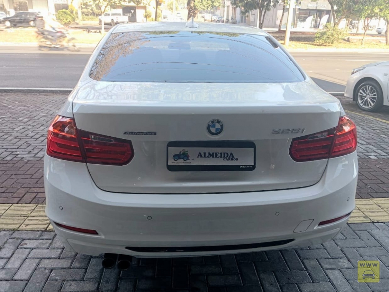 BMW 328i ACTIVE FLEX. Veículo ALMEIDA CARROS