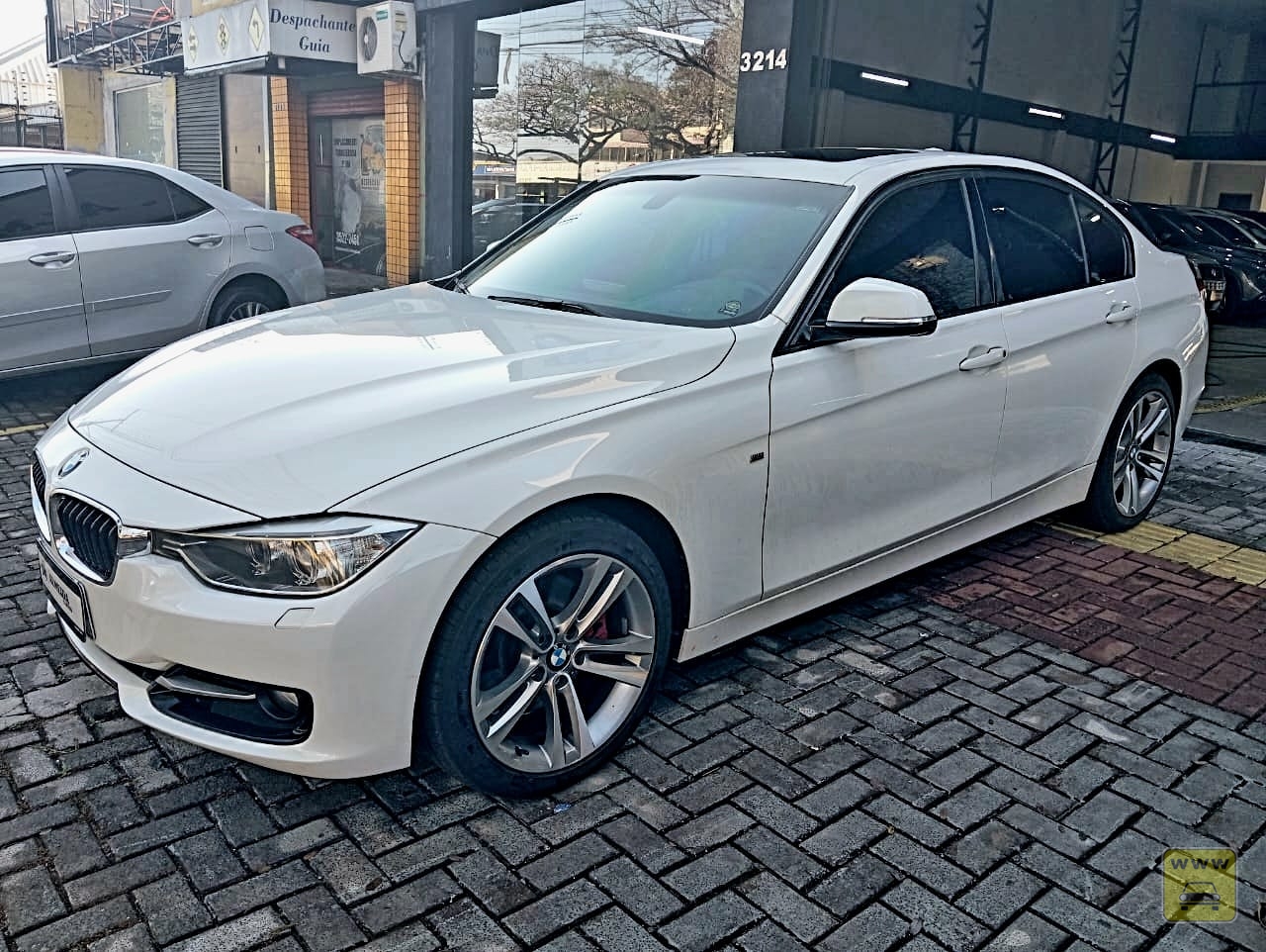 BMW 328i ACTIVE FLEX. Veículo ALMEIDA CARROS