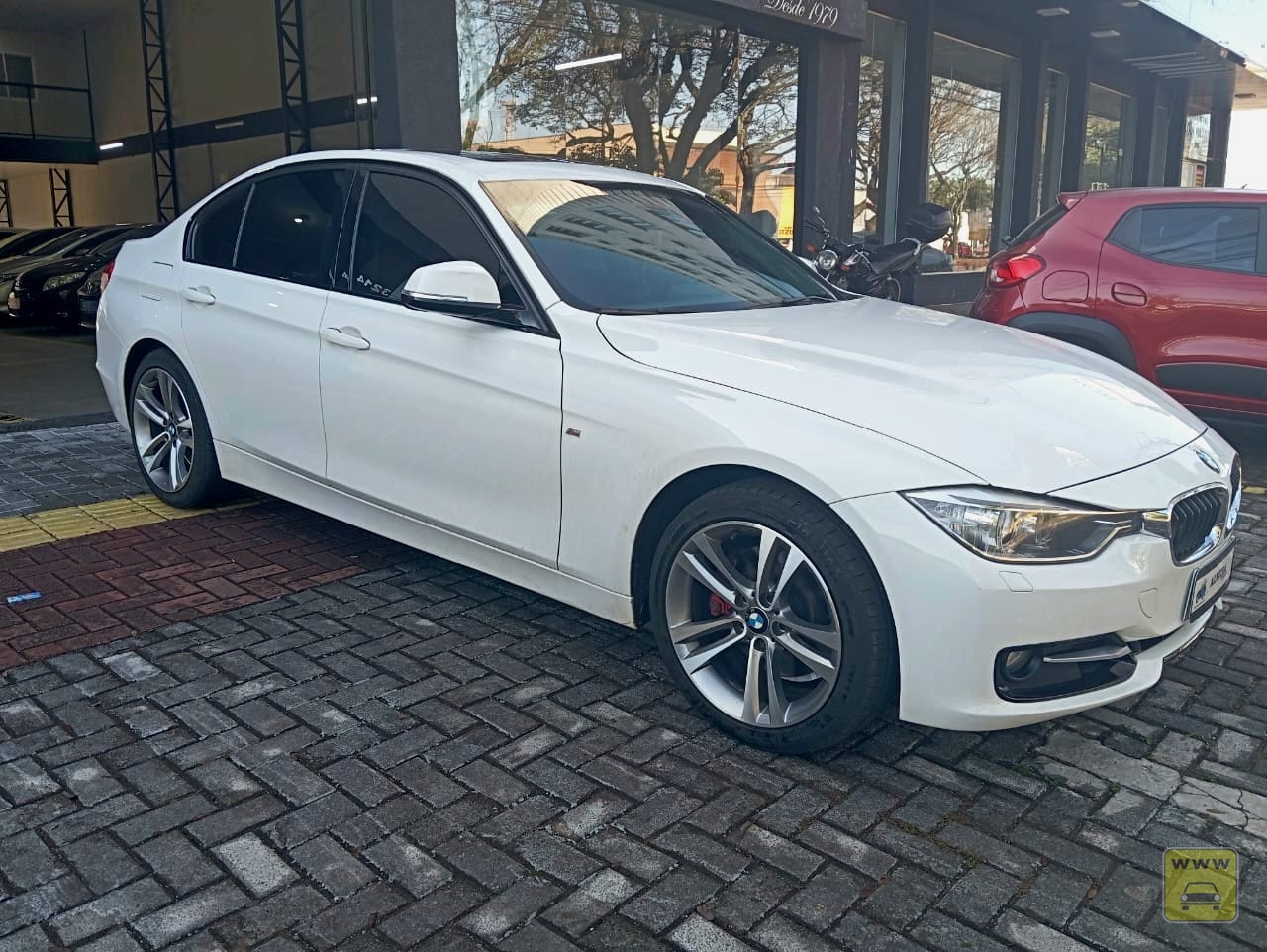 BMW 328i ACTIVE FLEX. Veículo ALMEIDA CARROS