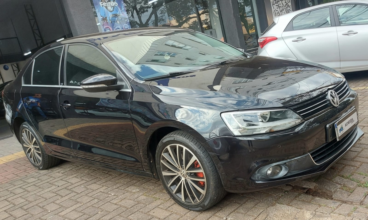 VOLKSWAGEN JETTA 2.0T. Veículo ALMEIDA CARROS