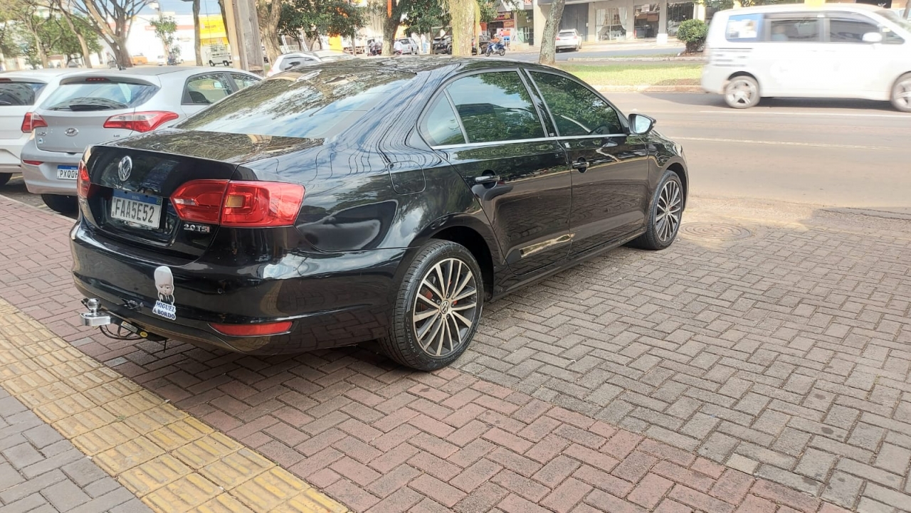 VOLKSWAGEN JETTA 2.0T. Veículo ALMEIDA CARROS