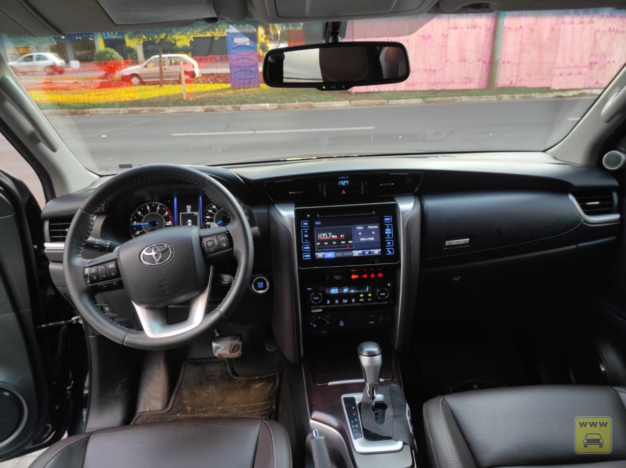 TOYOTA HILUX SW SRX 7 LUGARES. Veículo ALMEIDA CARROS