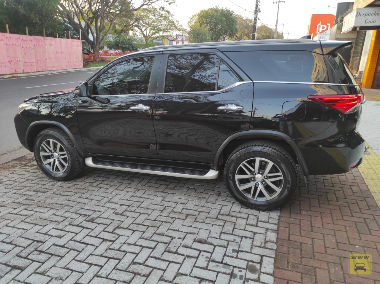 TOYOTA HILUX SW SRX 7 LUGARES. Veículo ALMEIDA CARROS