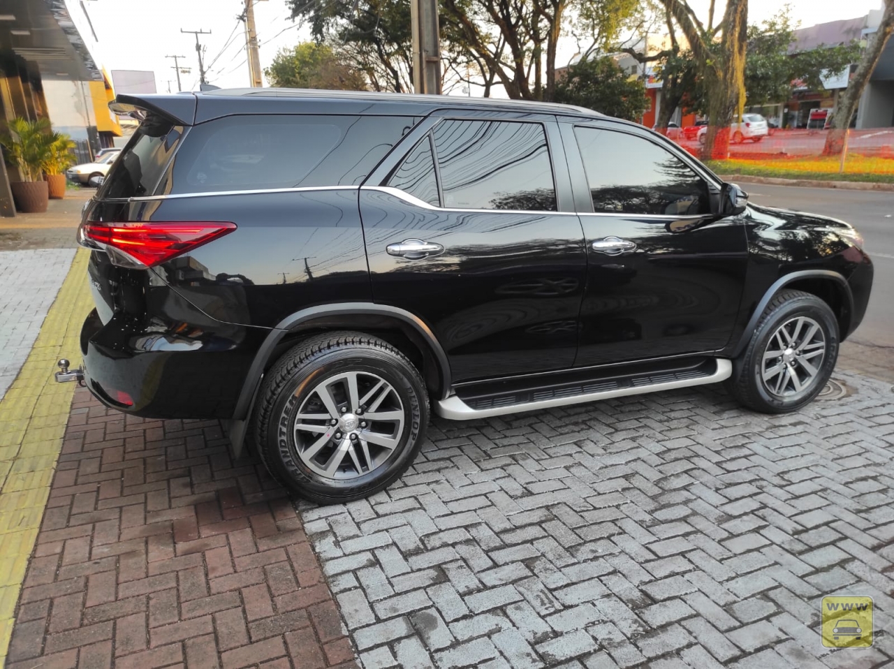 TOYOTA HILUX SW SRX 7 LUGARES. Veículo ALMEIDA CARROS