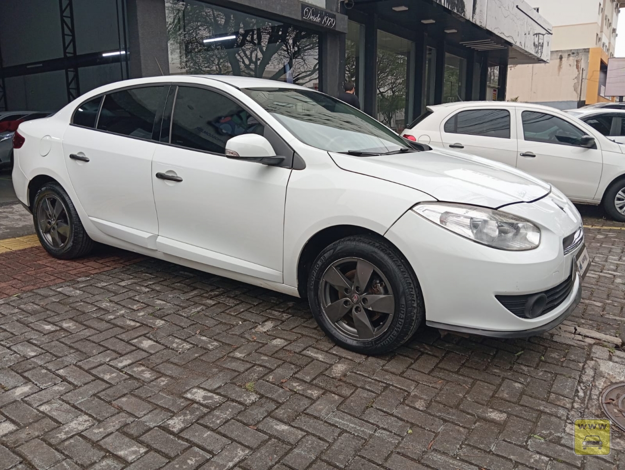 RENAULT FLUENCE DYNAMIQUE. Veículo ALMEIDA CARROS