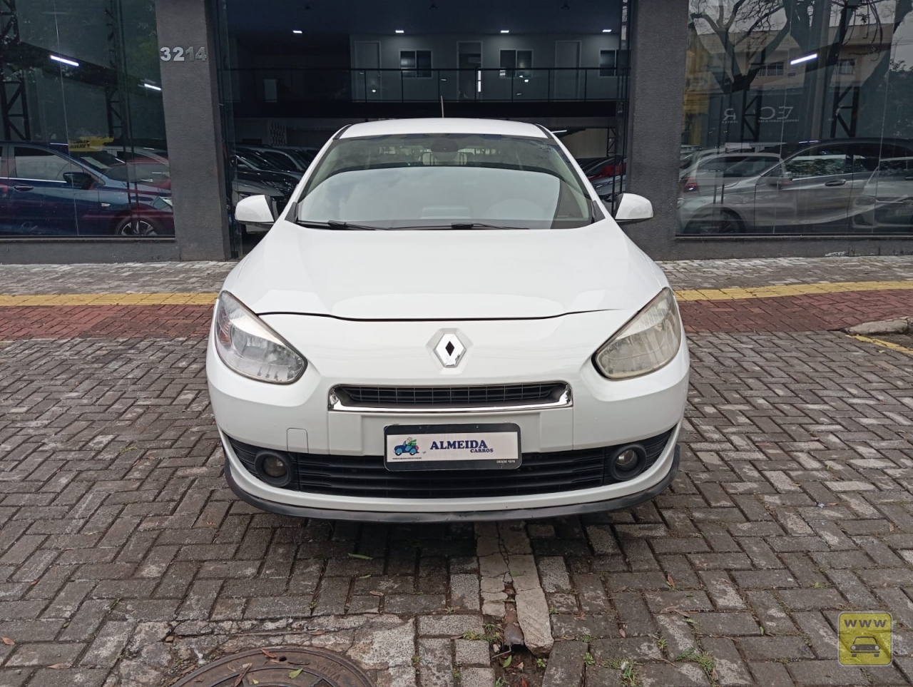 RENAULT FLUENCE DYNAMIQUE. Veículo ALMEIDA CARROS