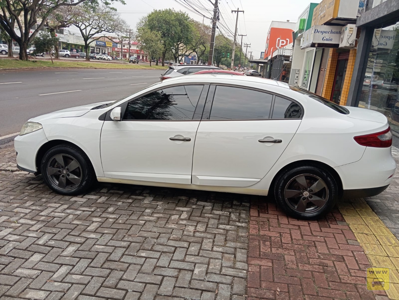 RENAULT FLUENCE DYNAMIQUE. Veículo ALMEIDA CARROS