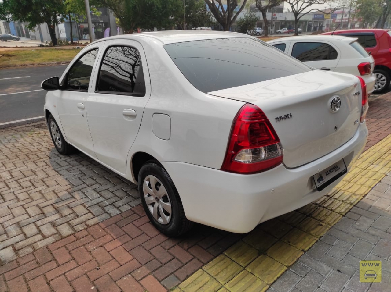 TOYOTA ETIOS SEDAN X. Veículo ALMEIDA CARROS