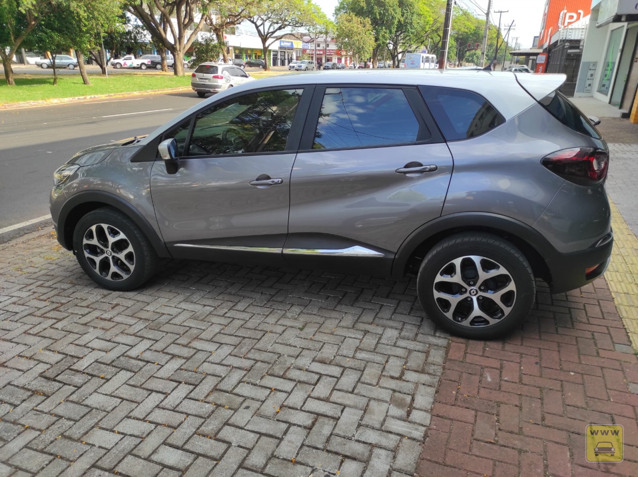 RENAULT CAPTUR 1.6 INTENSE BOSE. Veículo ALMEIDA CARROS