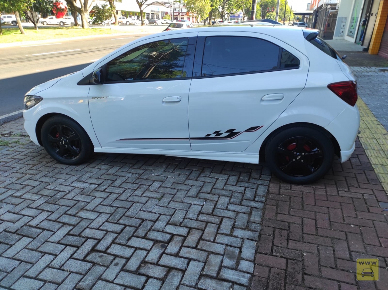 CHEVROLET ONIX 1.4 MT EFF. Veículo ALMEIDA CARROS