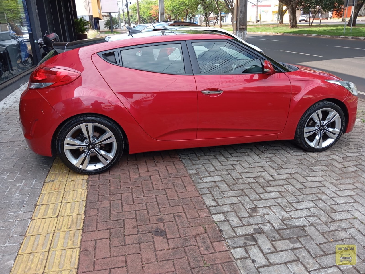 HYUNDAI VELOSTER. Veículo ALMEIDA CARROS