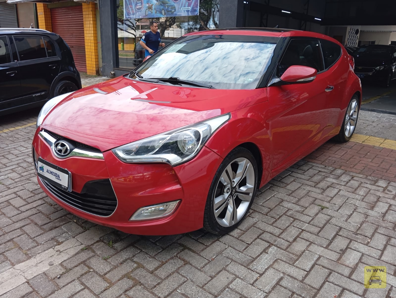 HYUNDAI VELOSTER. Veículo ALMEIDA CARROS