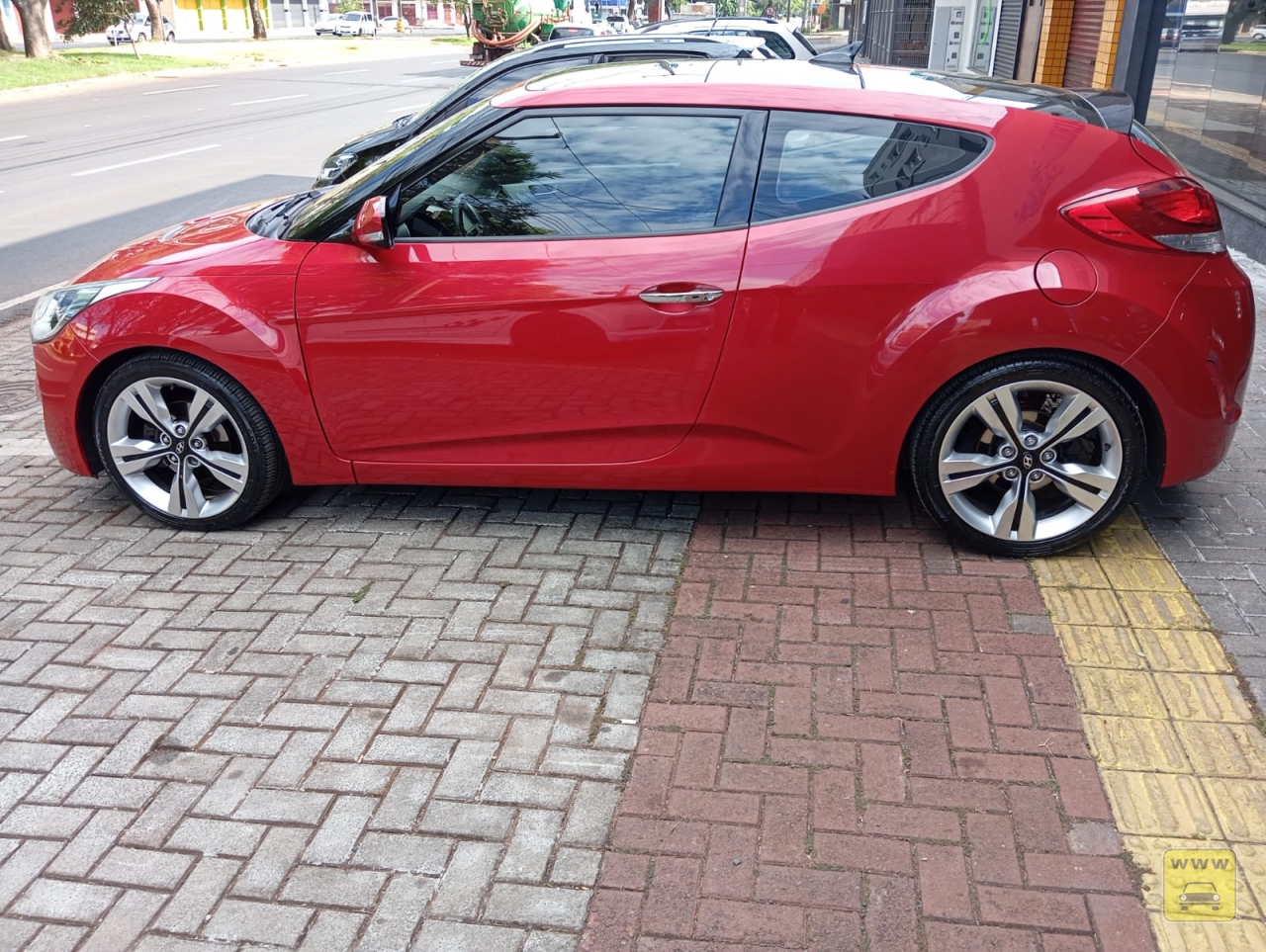 HYUNDAI VELOSTER. Veículo ALMEIDA CARROS