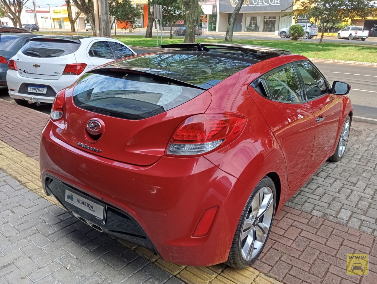 HYUNDAI VELOSTER. Veículo ALMEIDA CARROS