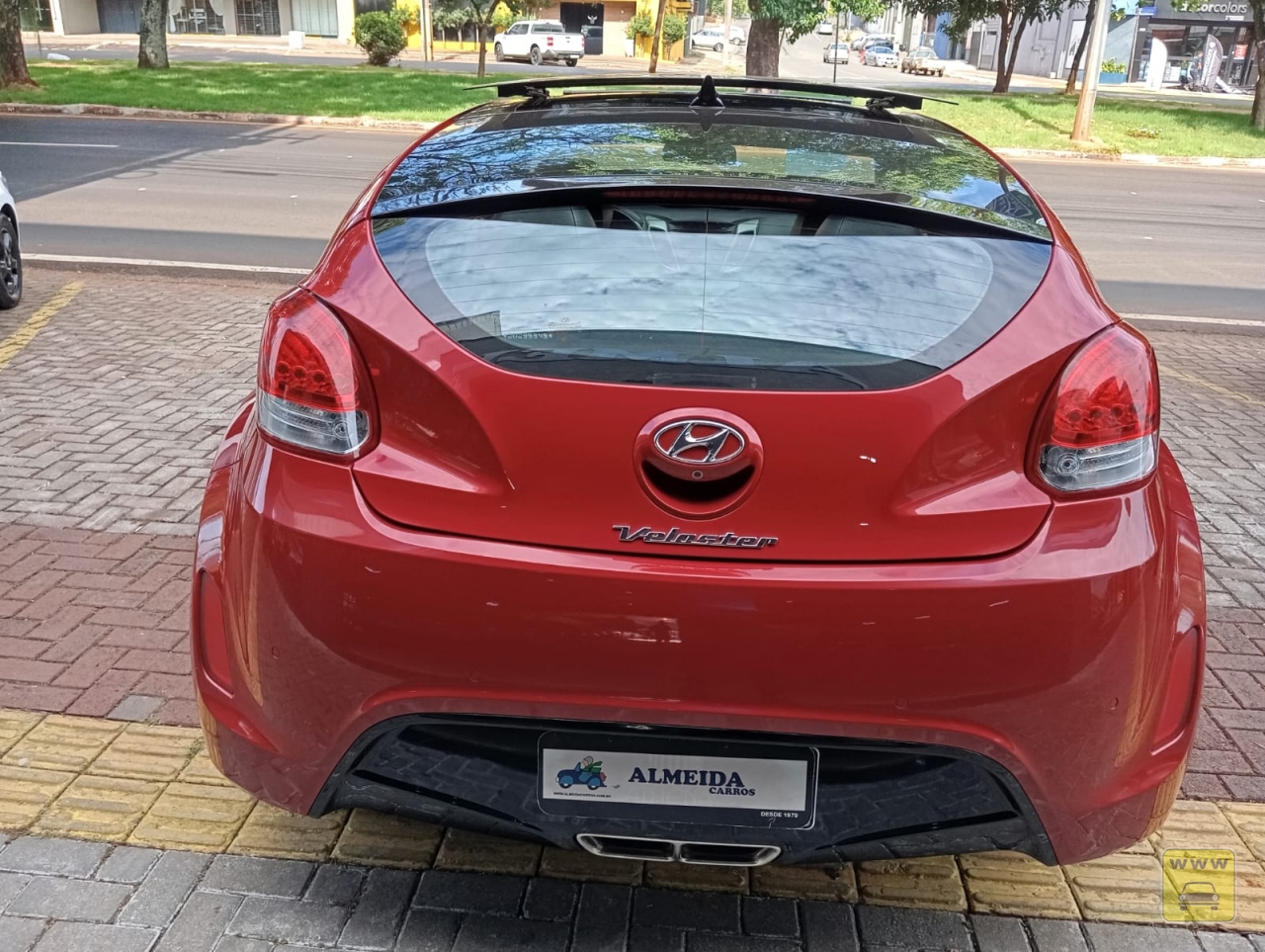 HYUNDAI VELOSTER. Veículo ALMEIDA CARROS