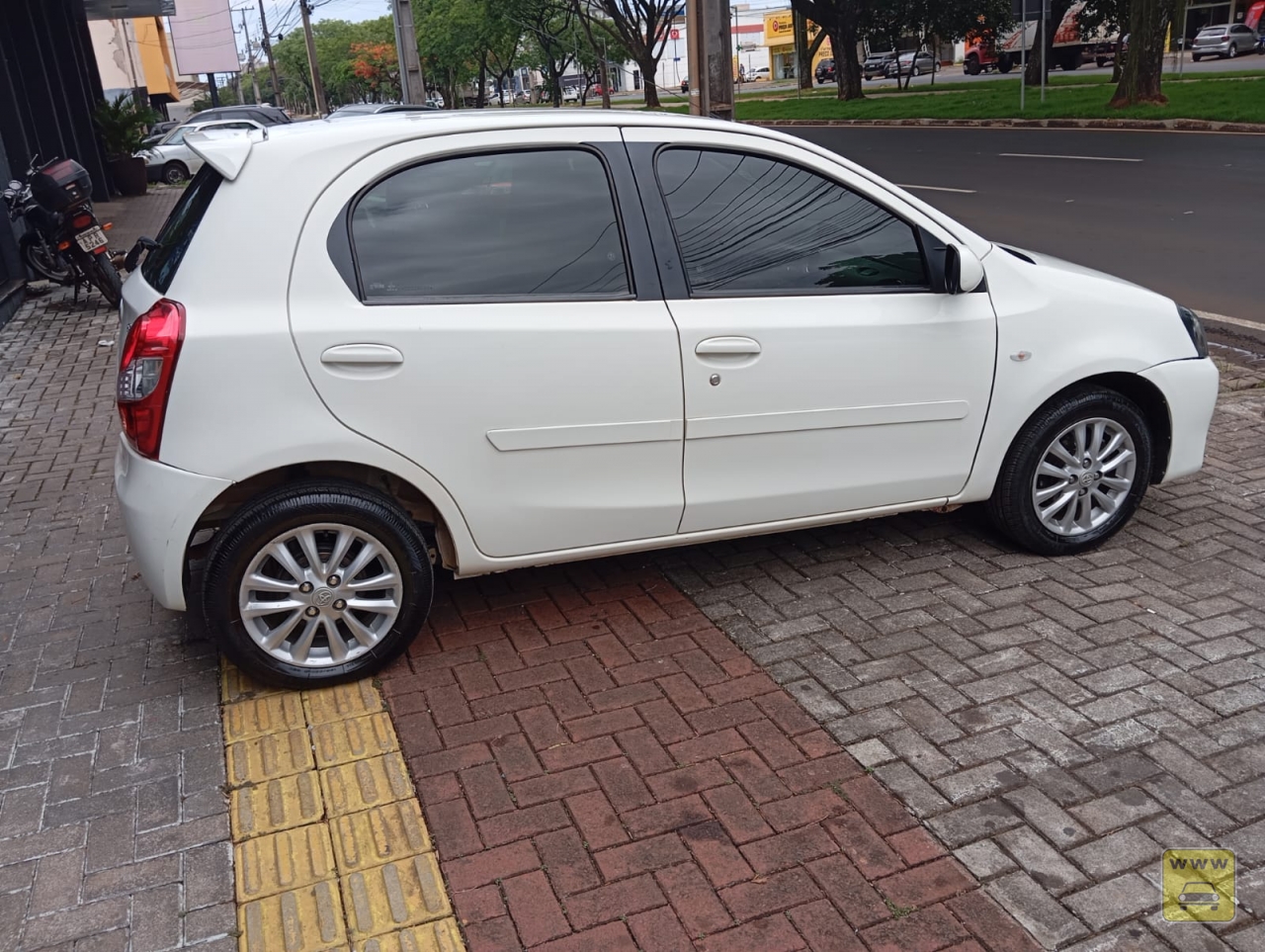 TOYOTA ETIOS HB XLS. Veículo ALMEIDA CARROS