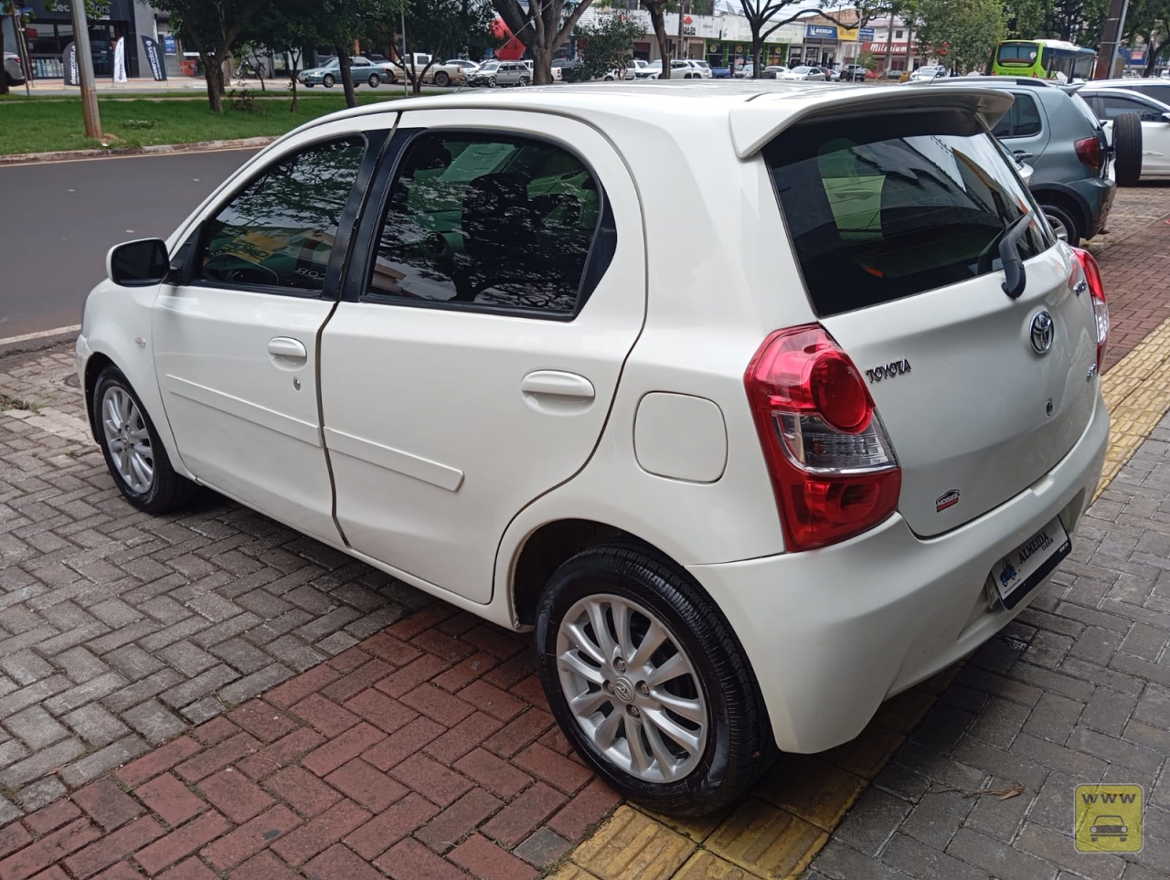 TOYOTA ETIOS HB XLS. Veículo ALMEIDA CARROS