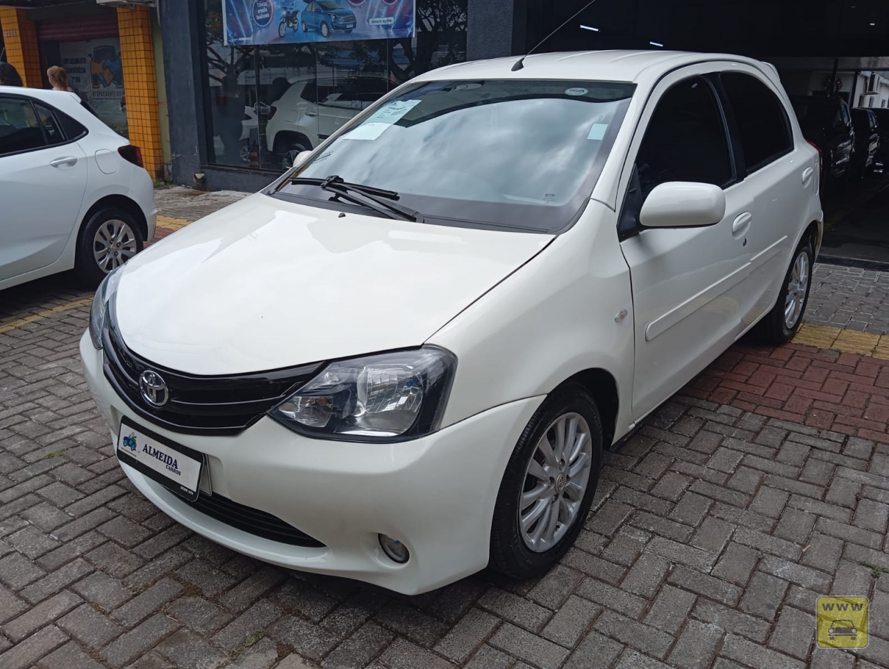 TOYOTA ETIOS HB XLS. Veículo ALMEIDA CARROS