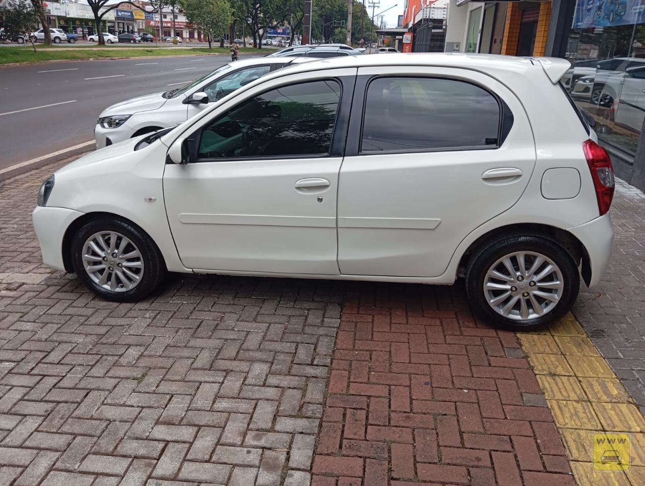 TOYOTA ETIOS HB XLS. Veículo ALMEIDA CARROS