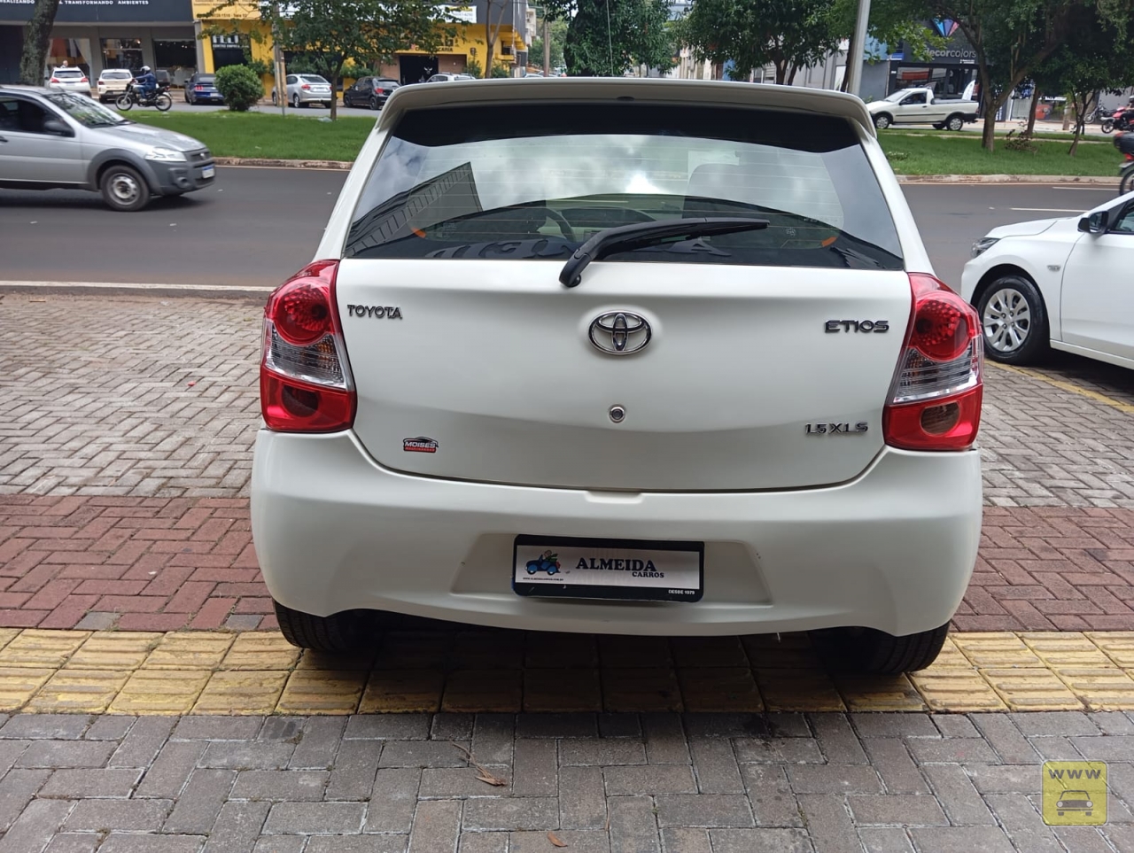 TOYOTA ETIOS HB XLS. Veículo ALMEIDA CARROS