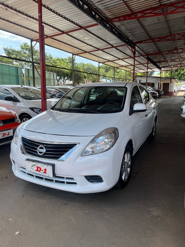 NISSAN VERSA 1.6 SV FLEX. Veículo D1 Multimarcas